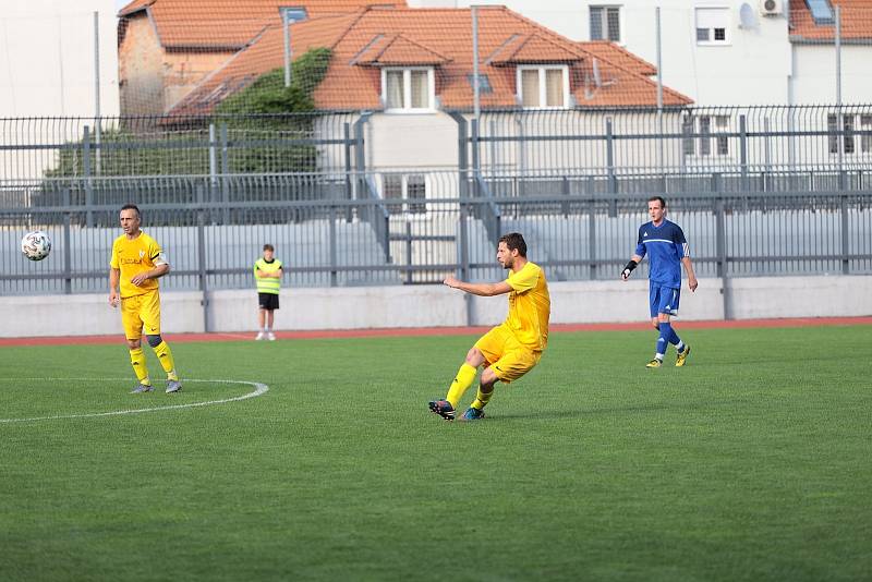 Druhý červnový pátek vyzvali v rámci finále okresního poháru fotbalisté Dobšic B (ve žlutém) celek Litobratřic, který porazili 4:1 a brali tak cennou trofej.