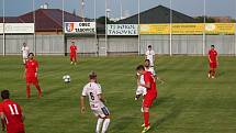 Fotbalisté Tasovic (v bílém) prohráli přípravné utkání na domácí půdě. Ve středu nestačili na Bohunice 2:3. Foto: František Šimík