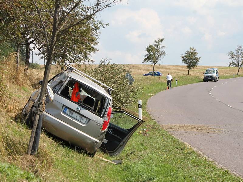 Na silnici 398 u obce Vranov nad Dyjí havarovalo osobní auto.