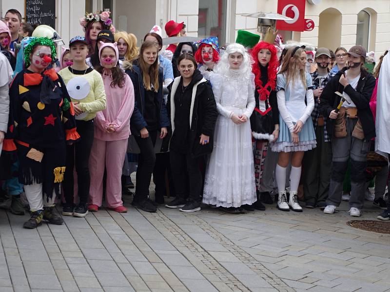 Průvod stovky veselých maškar centrem Znojma ohlásil v úterý odpoledne závěr masopustního veselí.