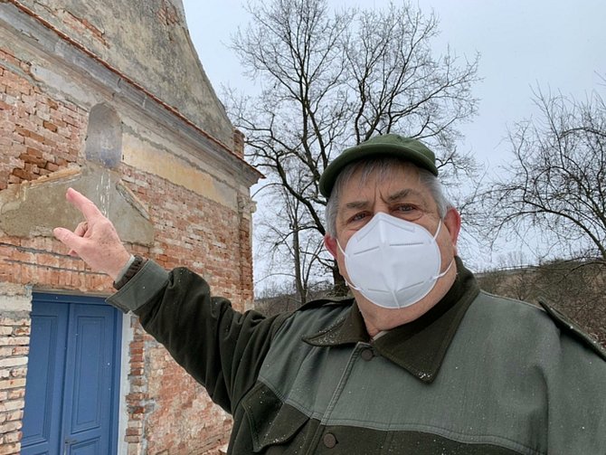 Na snímku je Marian Kvarda u kapličky v zaniklé obci Ječmeniště na Znojemsku.
