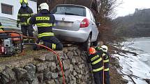 Drama na Vranovské přehradě. Důchodce zůstal s autem viset nad vodou.