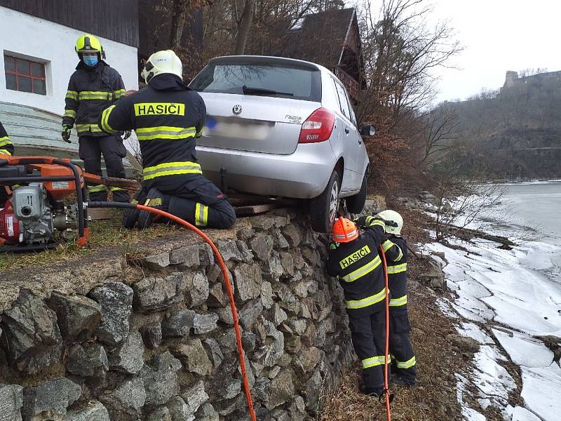 Drama na Vranovské přehradě. Důchodce zůstal s autem viset nad vodou.