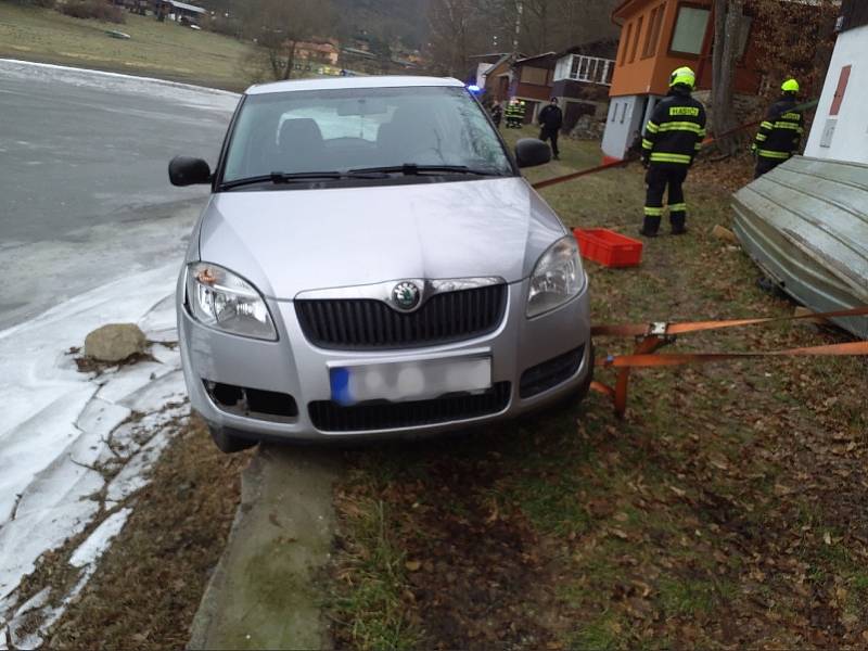 Drama na Vranovské přehradě. Důchodce zůstal s autem viset nad vodou.