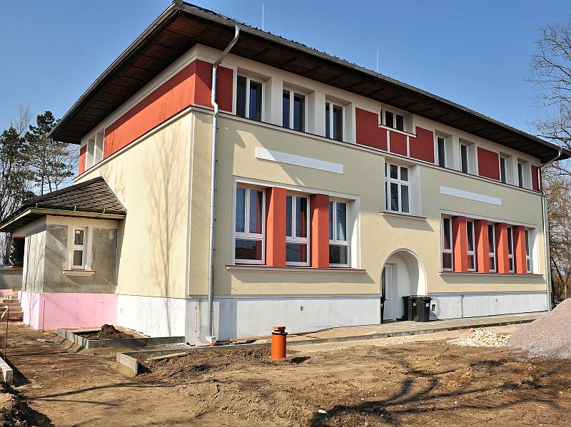 Jakmile v květnu dokončí Hevlínští rekonstrukci secesní budovy mateřské školy, pustí se do přístavby nové třídy i kuchyně. Kapacita školky v obci nestačí.