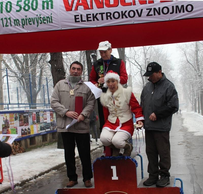 Sto čtrnáct běžců se sešlo na startu dvaatřicátého ročníku Vánočního běhu Elektrokovu, který je zařazen do seriálu závodů Znojemského běžeckého poháru a měří 10 580 metrů. 