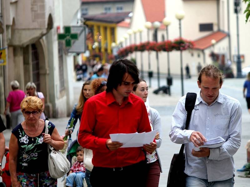 Na tři tisíce respondentů podpořilo svým podpisem návrh na vyvolání referenda. Aktivisté podpisové archy předali na radnici v úterý 29. 7. 2014.