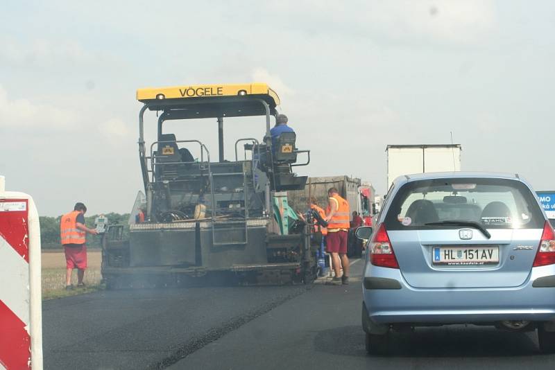 Až do desátého srpna musí řidiči jedoucí ze Znojma do Rakouska počítat s dopravním omezením. U Vrbovce silničáři opravují povrch silnice a dopravu řídí kyvadlově.