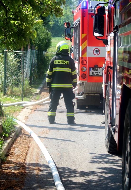 Hasiči vyjížděli druhou květnovou neděli k požáru skleníku na zahradě v Dobšicích.