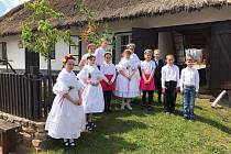 Tradiční slavnostní otevírání doškovice uspořádali prvni květnovou neděli v Petrovicích.