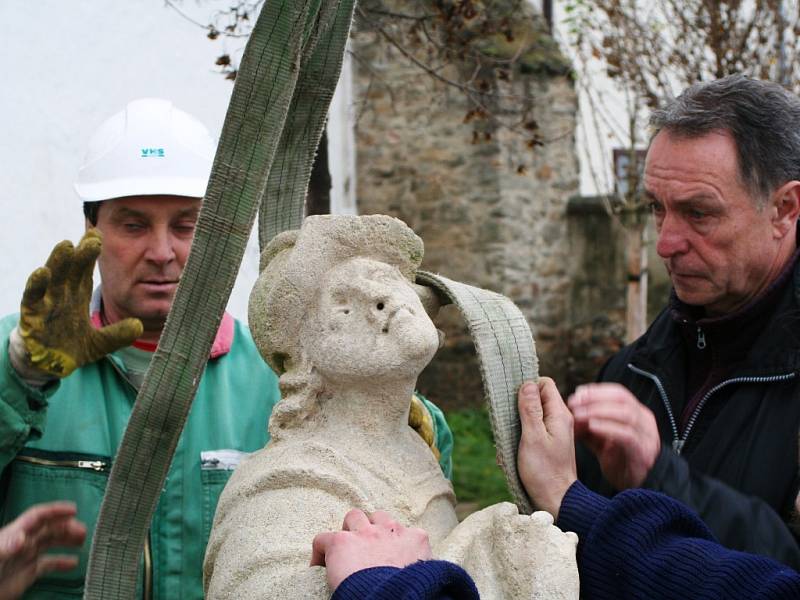 Pozdně barokní kalvárie, která stála před kostelem sv. Alžběty na Vídeňské ulici našla své nové místo. V pátek ji odborníci umístnili do Karolininých sadů nad znojemskou přehradou. 