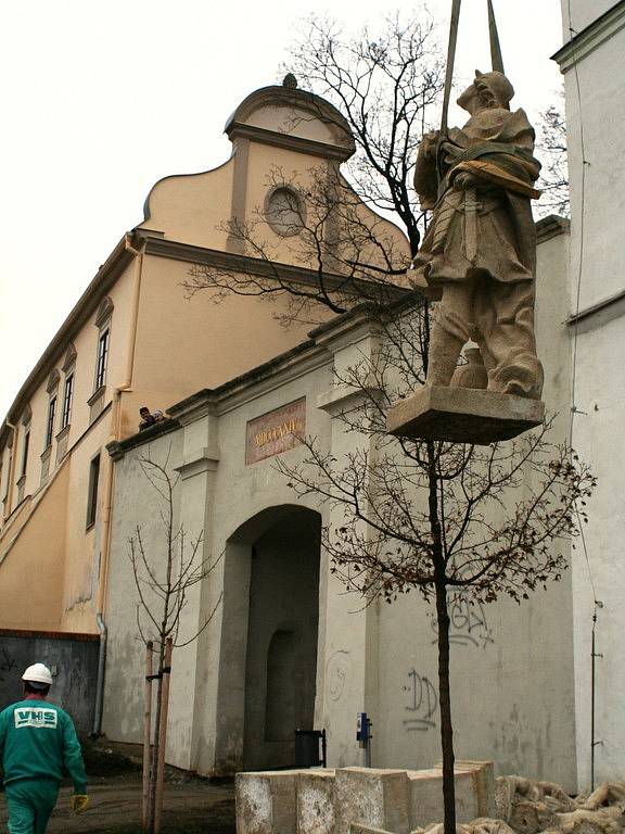 Pozdně barokní kalvárie, která stála před kostelem sv. Alžběty na Vídeňské ulici našla své nové místo. V pátek ji odborníci umístnili do Karolininých sadů nad znojemskou přehradou. 