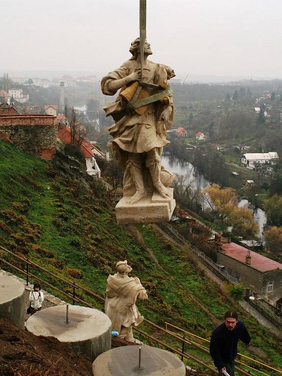 Pozdně barokní kalvárie, která stála před kostelem sv. Alžběty na Vídeňské ulici našla své nové místo. V pátek ji odborníci umístnili do Karolininých sadů nad znojemskou přehradou. 