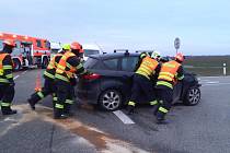 V Mackovicích v pondělí ráno bouralo osobní a nákladní auto.