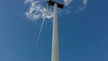 Větrná elektrárna u Břežan na Znojemsku. Největší větrný park na jižní Moravě.