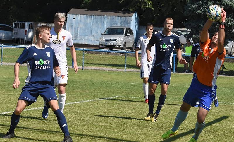 Fotbalisté Tasovic (v bílém) prohráli v sobotu na hřišti Břeclavi 0:2. První branku dostali už v úvodní minutě. Foto: Jaroslav Kicl