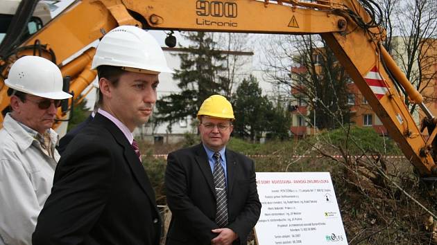 Petr Štěrba (vlevo) zahajuje stavbu domů.