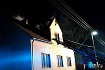 Při požáru v Šumné zemřela starší žena. Muže transportovali do nemocnice vrtulníkem.