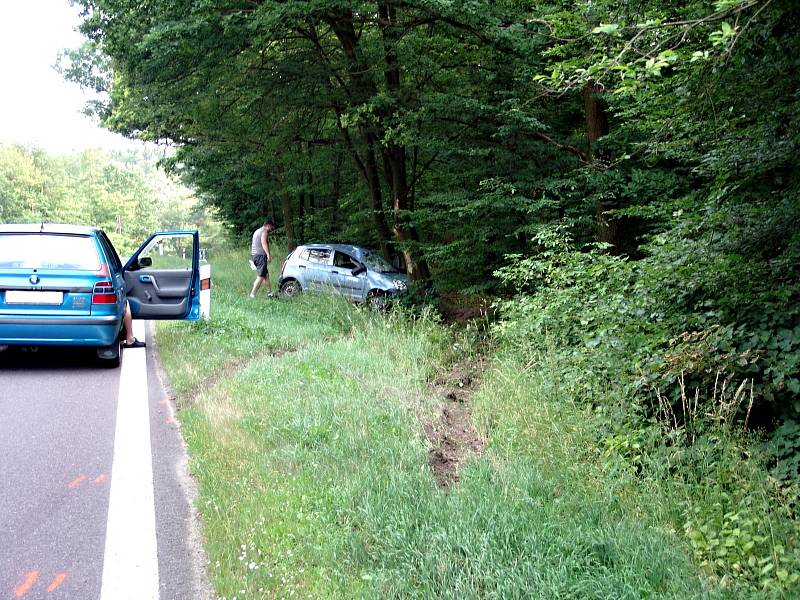 V neděli po 17 hodině sjelo auto za Vranovskou Vsí ze silnice a narazilo do stromu.