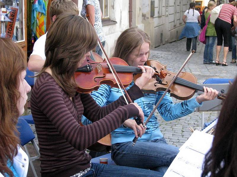 Festival odstartovala hudba v ulicích. 