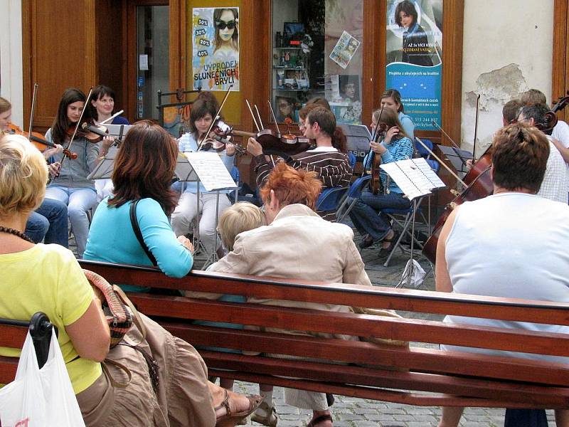 Festival odstartovala hudba v ulicích. 