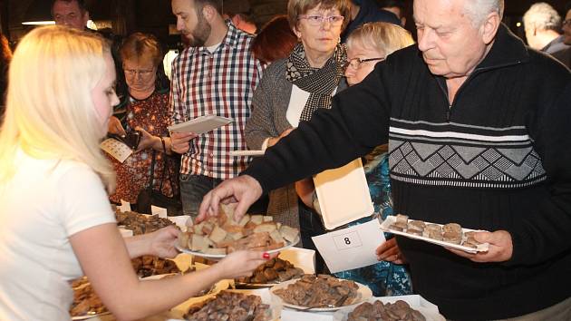 Dvanáctý ročník Jevišovické jitrnice přilákal do restaurace Sýpka spoustu lidí. Ochutnávali, hodnotili, bavili se.