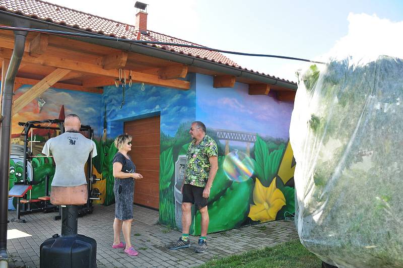 S velkými obavami a podporou sousedů očekávala v pondělí 12. července ráno rodina Petra Pelána na Pražské ulici ve Znojmě demoliční četu exekutora. Na poslední chvíli poslal odklad bourání o patnáct dnů. O legalizaci stavby žádají majitelé 10 let.