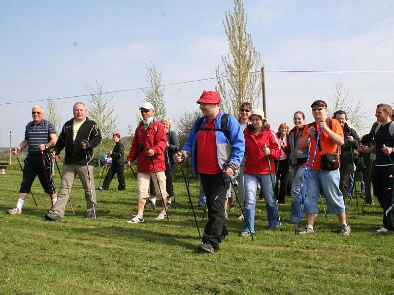 Desítky vyznavačů nordic walkingu vyrazily v sobotu do Podyjí.