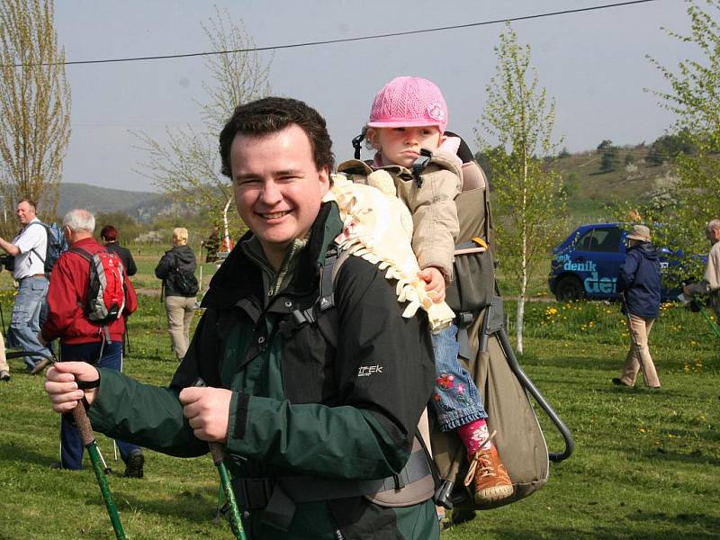 Desítky vyznavačů nordic walkingu vyrazily v sobotu do Podyjí.