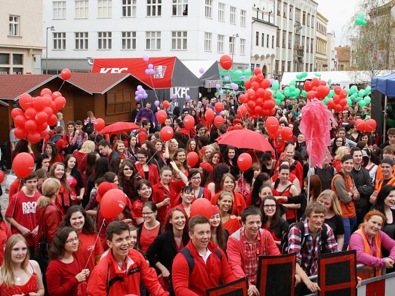 Červená, zelená, žlutá, bílá, černá, fialová a oranžová. To byly barvy, které symbolizovaly jednotlivé školy a učiliště, které měly na náměstí i vlastní prezentační místa.