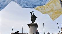 Protest proti válce dali najevo obyvatelé Znojma. Sochu rudoarmějce na Mariánském náměstí zahalili do barev Ukrajiny.