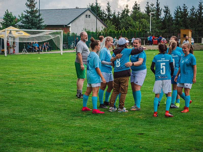 Na hřišti v Jevišovicích uspořádali tamější fotbalistky turnaj na podporu spoluhráčky Andreji Dundové. Účastníci turnaje podpořili mladou sportovkyni padesáti tisíci korunami.