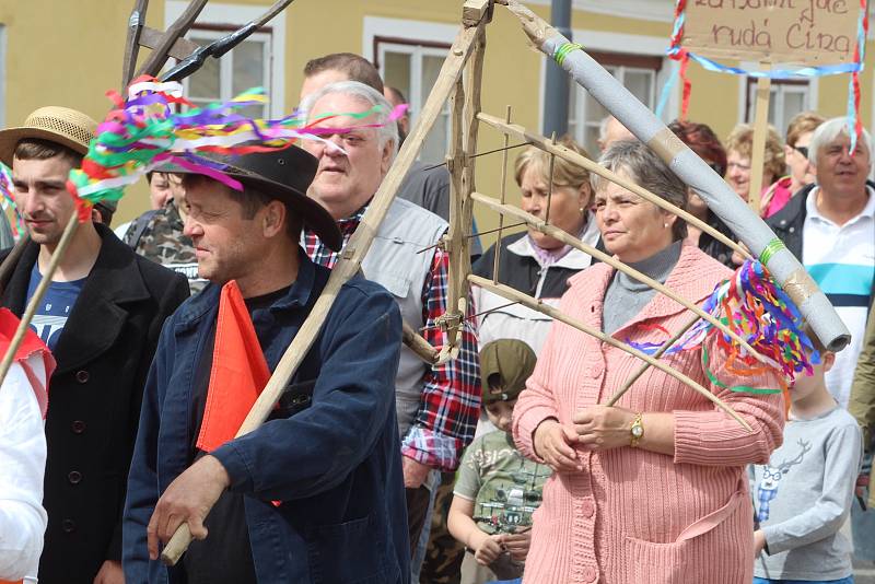 Obyvatelé Vratěnína oslavili  před třemni lety 1. máj recesistickým průvodem po obci. Nechyběli esenbáci, pionýři, dojičky, družstevníci ani alegorické vozy.