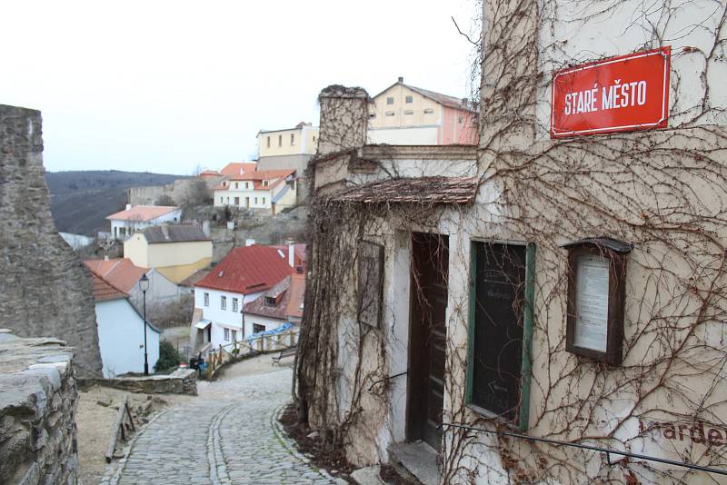 Poškozenou opěrnou zeď v lokalitě Jáma ve Starém městě bude Znojmo sanovat.