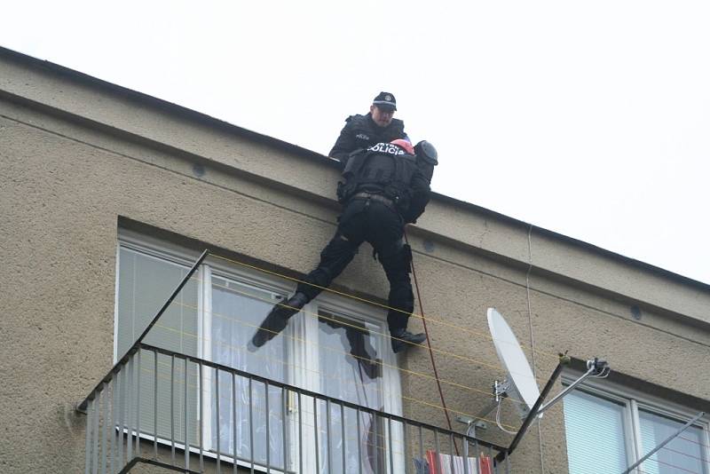 Jednotka operativního zásahu znojemské Městské policie poprvé v ostré akci při slaňování.