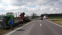 Vážná dopravní nedhoda, při které shořelo osobní auto, se stala v pátek 6. března 2015 dopoledne na silnici číslo I/53 v prostoru křižovatky na Oleksovice.