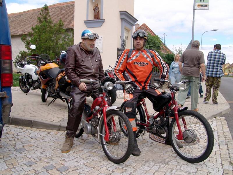 Vášniví řidiči mopedů měli sraz v Dobšicích u Znojma. Konal se tam čtvrtý ročník Sapík Cupu 2012.