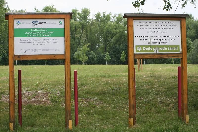 Parčík okolo zamýšleného dobšického koupaliště je malebný, snahy obce zvelebit i bazén ale zatím ustaly.