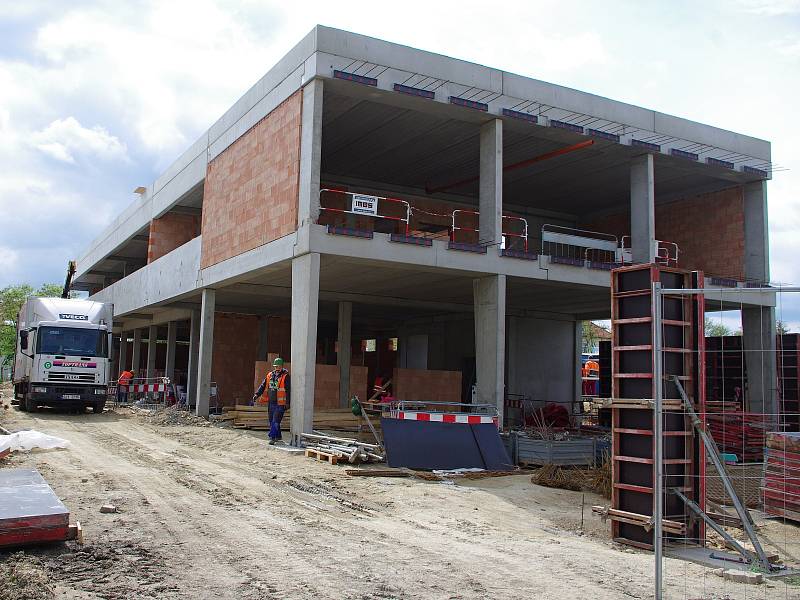 Hrubá stavba nového sídla znojemských záchranářů už stojí. 