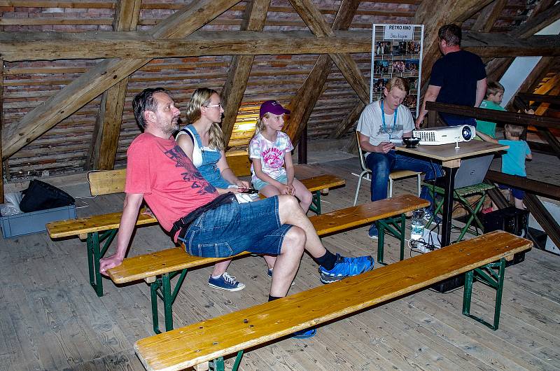 Vodní mlýn ve Slupi hostil retro výlet. Rodiče s dětmi vzpomínali na filmy, oblečení a předměty každodenního života za socialismu.