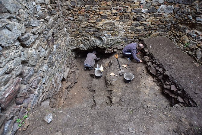 Archeologický výzkum kaple hradu Cornštejn u Bítova na Znojemsku v těchto dnech prozatím skončil.
