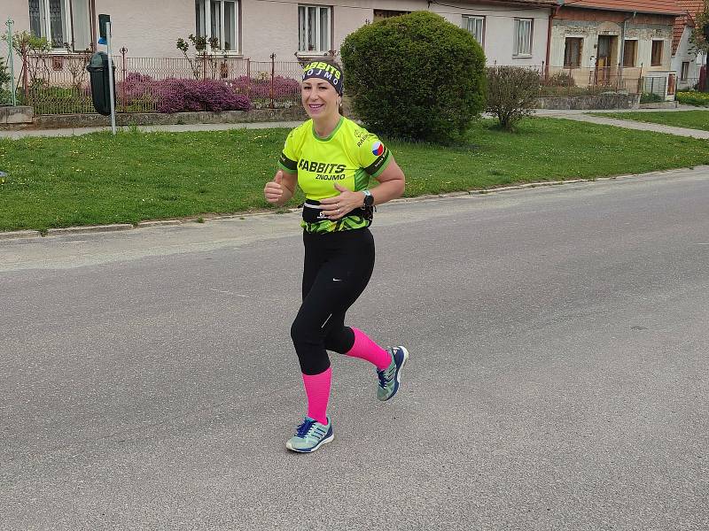 Znojmačka Irena Šinkovič dva roky po sobě trénovala na Pražský maraton, který se loni ani letos nekonal. Běžkyně proto 42kilometrovou trať absolvovala doma na Znojemsku.