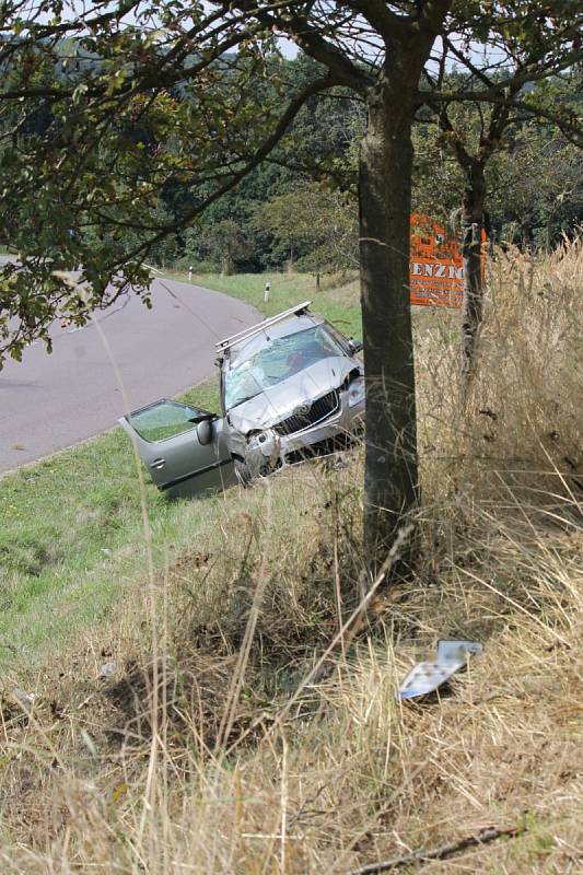 Na silnici 398 u obce Vranov nad Dyjí havarovalo osobní auto.