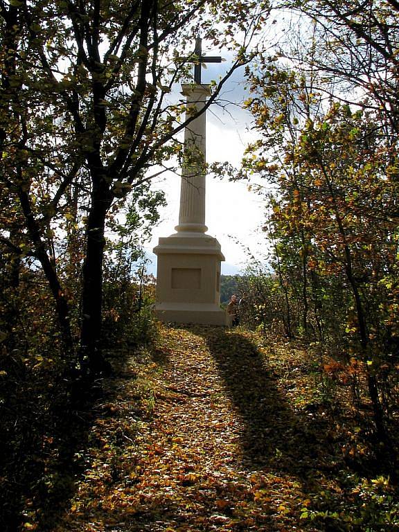 Opravený Mniszkův kříž na vyhlídce nad Vranovem nad Dyjí září novotou.