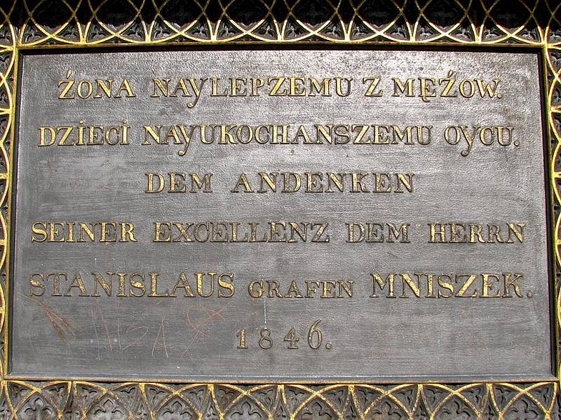 Pamětní deska na  Mniszkově kříži na vyhlídce nad Vranovem nad Dyjí září novotou.