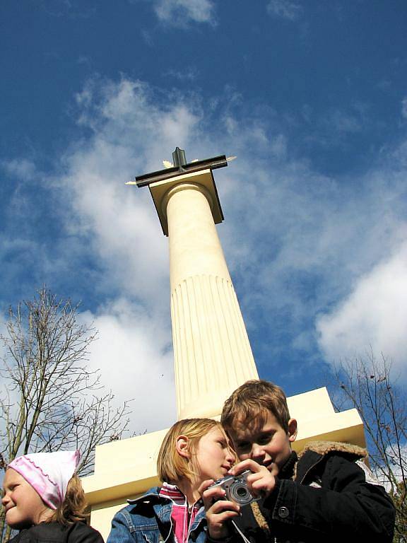 Opravený Mniszkův kříž na vyhlídce nad Vranovem nad Dyjí září novotou.