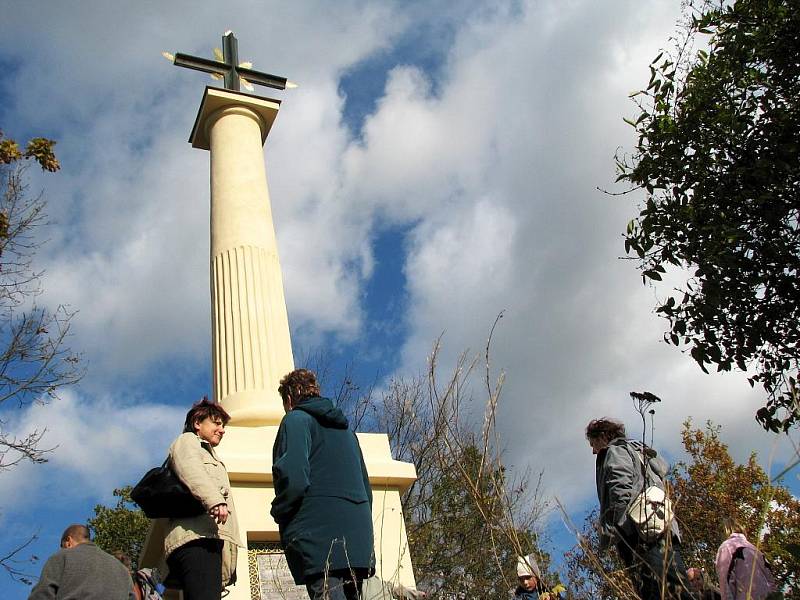 Opravený Mniszkův kříž na vyhlídce nad Vranovem nad Dyjí září novotou.