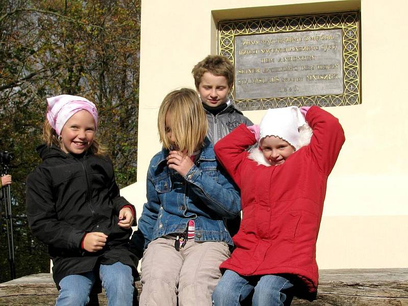 Opravený Mniszkův kříž na vyhlídce nad Vranovem nad Dyjí září novotou.