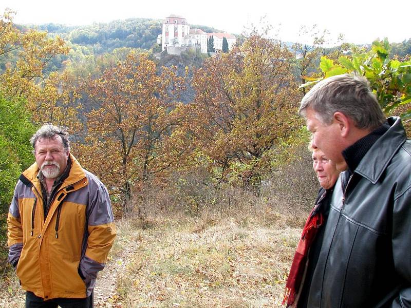 Opravený Mniszkův kříž na vyhlídce nad Vranovem nad Dyjí září novotou.