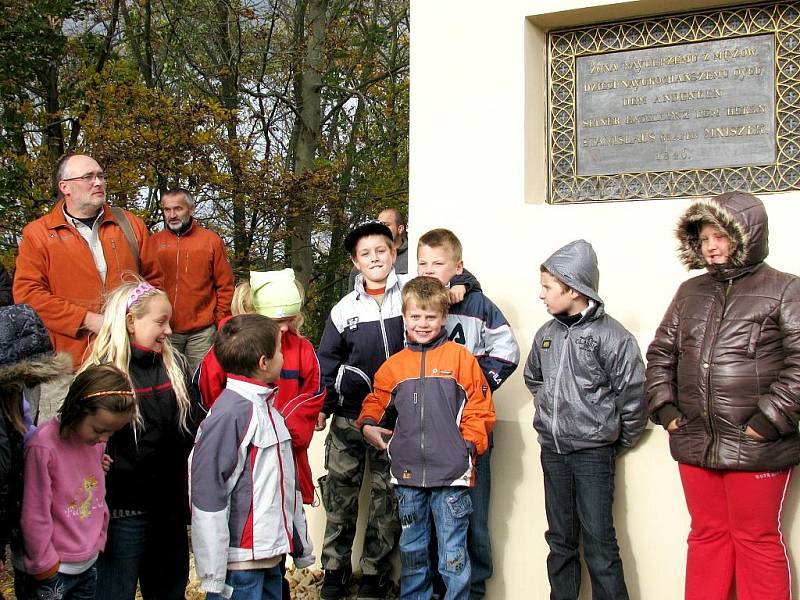 Opravený Mniszkův kříž na vyhlídce nad Vranovem nad Dyjí září novotou.